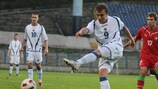 Капитан боснийцев Неманья Билбия забивает второй мяч в ворота белорусов