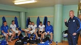 Арно Пайперс благодарит эстонских футболистов по окончании группового турнира