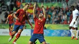 Paco Alcácer (rechts) jubelt mit Jesé Rodríguez über sein Tor für Spanien