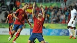 Paco Alcácer (à direita) festeja com Jesé Rodríguez depois de marcar pela Espanha