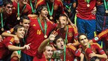 La Spagna festeggia il successo con il trofeo Under 19