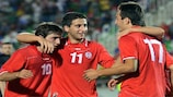 Игроки сборной Грузии поздравляют Давида Схиртладзе (номер 17) с голом