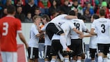 Die DFB-Elf feiert den zweiten Treffer durch Lasse Sobiech