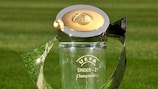 Le trophée du Championnat d'Europe des moins de 21 ans de l'UEFA