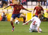 Christian Tello (España) logró con sus dos goles dar la vuelta al 0-1 de Nielsen