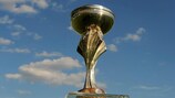El trofeo del Campeonato de Europa Sub-19 de la UEFA