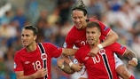Stefan Johansen (Mitte) feiert den ersten Treffer der Norweger gegen Israel