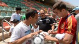O espanhol Nacho distribui autógrafos depois do treino