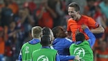 Luuk De Jong celebra su gol de cabeza para Holanda