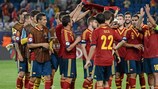 Les joueurs espagnols brandissent le maillot de leur coéquipier blessé Sergio Canales après leur victoire