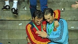 Santi Denia (à esquerda) desfruta da conquista do título Sub-19 com o treinador Julen Lopetegui, na época passada