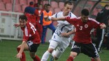 El jugador de Bosnia y Herzegovina Aldin Cajic lucha por un balón con el albano Shpend Matoshi
