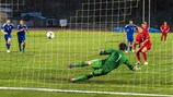 Георге Антон забивает пенальти в ворота сборной Сан-Марино