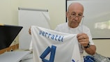 O técnico de equipamentos da Itália, Franco Turco, tem a camisola de Marco Verratti pronta para as meias-finais