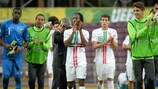 Alexandre Guedes (a destra) applaude i tifosi portoghesi