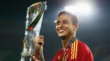Thiago Alcántara mit dem Pokal der UEFA-U21-Europameisterschaft, den er schon zum zweiten Mal holte