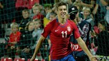 Andrija Lukovic festeja depois de apontar o golo que ofereceu à Sérvia o título europeu de Sub-19