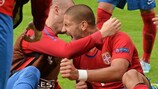 Александар Митрович празднует второй гол в ворота турок