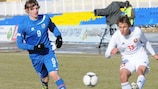 Хавбек сборной Исландии Йон Бедварссон (слева) забил второй гол в поединке с белорусами