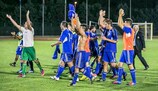 Футболисты Сан-Марино празднуют историческую победу над валлийцами