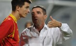 Stefan Mugoša erhält Anweisungen von Montenegros Trainer Dušan Vlaisavljević
