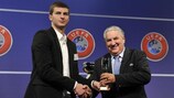 Le capitaine de la Lituanie Lukas Artimavičius s'est vu remettre le prix du fair-play par l'UEFA et Jim Boyce