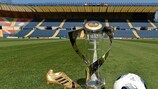 El trofeo, la Bota de Oro adidas y el balón oficial de la fase final de 2013