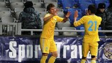 Нападающий сборной Казахстана Станислав Лунин (слева) открыл счет в матче с Исландией