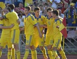 Украинские футболисты празднуют успех
