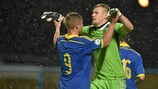 Bogdan Sarnavskiy (à droite) fête son arrêt sur penalty avec Artem Radchenko