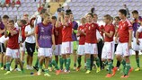 Les joueurs hongrois fêtent leur victoire au coup de sifflet final