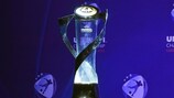 Der Pokal für den UEFA-U21-Europameister bei der Auslosung