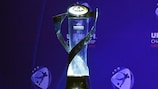 O troféu do Campeonato da Europa de Sub-21 da UEFA na cerimónia do sorteio