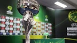 Der Pokal auf der Bühne der Auslosung zur UEFA-U19-Europameisterschaft 2015