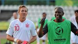 Benik Afobe (à direita) jogou com Harry Kane na fase final do Europeu de Sub-19 de 2012
