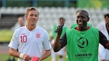 Benik Afobe (rechts) spielte mit Harry Kane 2012 bei der U19-Endrunde
