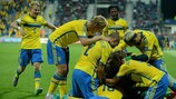 Les joueurs suédois fêtent le but de la qualification de Simon Tibbling