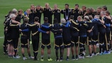 Os jogadores suecos reunidos no círculo central do Estádio Letná antes do treino de sexta-feira