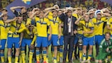 Os jogadores da Suécia comemoram a conquista do troféu