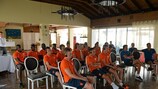 Os jogadores da Holanda numa sessão de sensibilização no Europeu de Sub-19