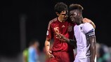 Olivier Kemen es consolado por el capitán de España Jesús Vallejo