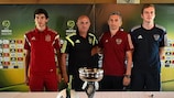 O capitão de Espanha, Jesús Vallejo (à esquerda), e o seleccionador Luis de la Fuente (segundo à esquerda), com o treinador da Rússia Dmitri Khomukha e capitão Anton Mitryushkin