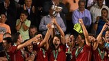 A festa de Espanha com o troféu na Grécia
