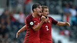 Yuri Ribeiro (E) e Pedro Empis (D) festejam o golo do empate de Portugal frente à Áustria