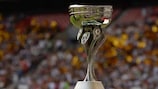 O troféu de vencedor do Campeonato da Europa de Sub-19 da UEFA