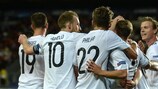 I giocatori della Germania festeggiano dopo che Mitchell Weiser ha portato in vantaggio i tedeschi nella finale del Campionato Europeo UEFA Under 21