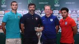 Rui Pires (ganz links) und Portugals Trainer Hélio Sousa mit Englands Keith Downing (rechts) und Kapitän Jay DaSilva