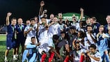 I giocatori e lo staff dell'Inghilterra festeggiano la vittoria in finale contro il Portogallo