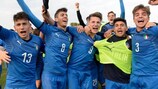 Os jogadores da Itália festejam após garantirem a qualificação na ronda de elite