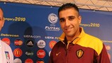 Alexandre Feller (Italia) stringe la mano a Karim Bachar (Belgio): sono i capitani delle due nazionali, che si affronteranno alla Fonix Arena di Debrecen nel Campionato Europeo UEFA di Futsal